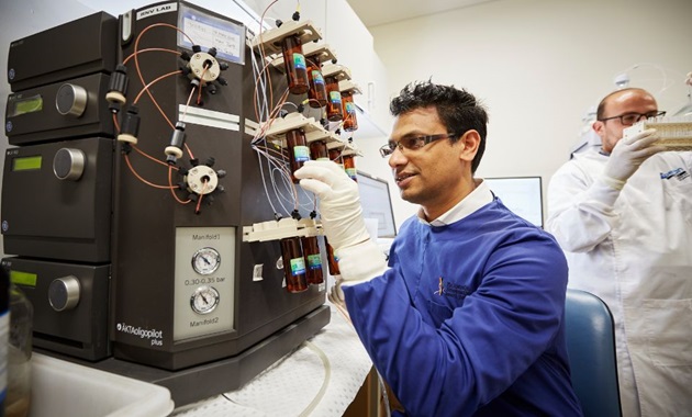 Professor Rakesh Veedu in the lab