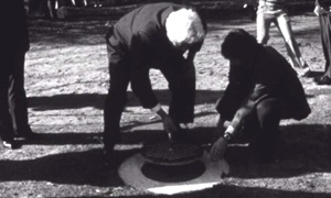 Governor General of Australia Sir John Kerr placing the inauguration plaque at Murdoch's Inauguration Ceremony in 1974