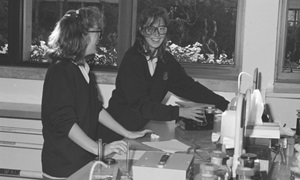 Local high school students visit Murdoch laboratory in 1989.