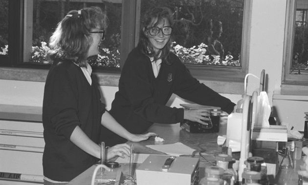 Local high school students visit Murdoch laboratory in 1989.