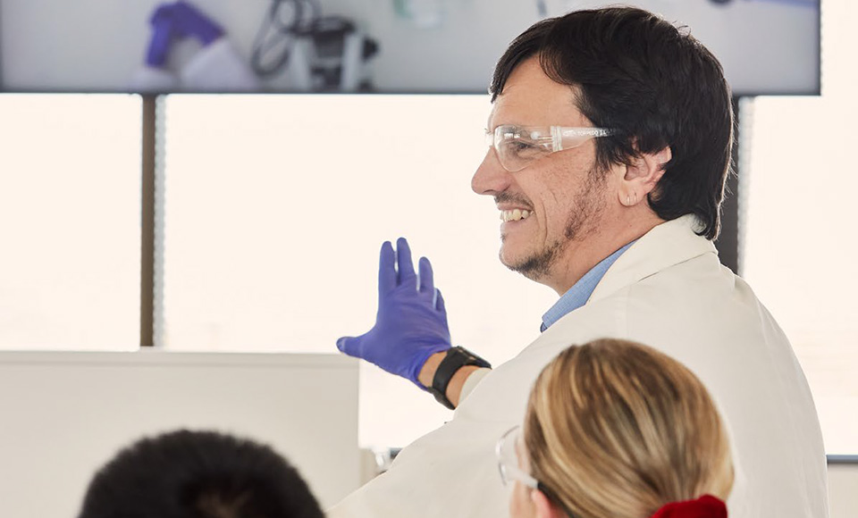 Murdoch-University-Outreach-Prospectus-2023-35 Scientist expalining to students